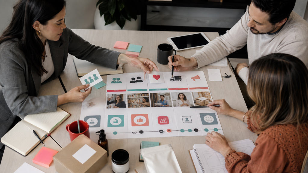 Equipo definiendo segmentos de clientes y propuesta de valor en una mesa de marketing